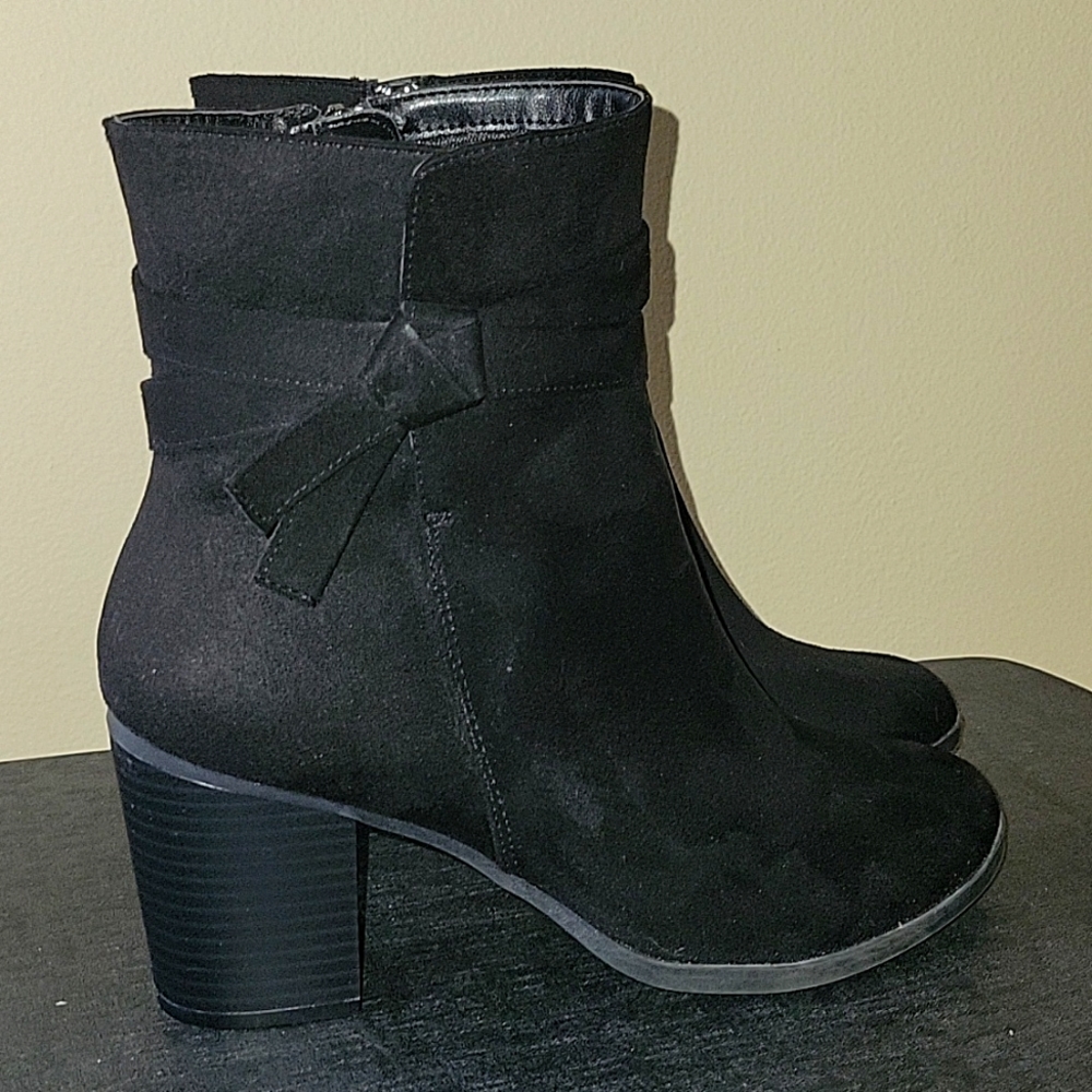 Like New Black Suede American Eagle Ankle Boots Size 8 1/2